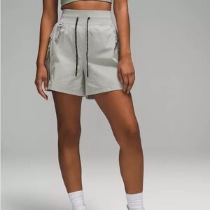 Lululemon Multi-Pocket Cargo High-Rise Hiking Short 5"